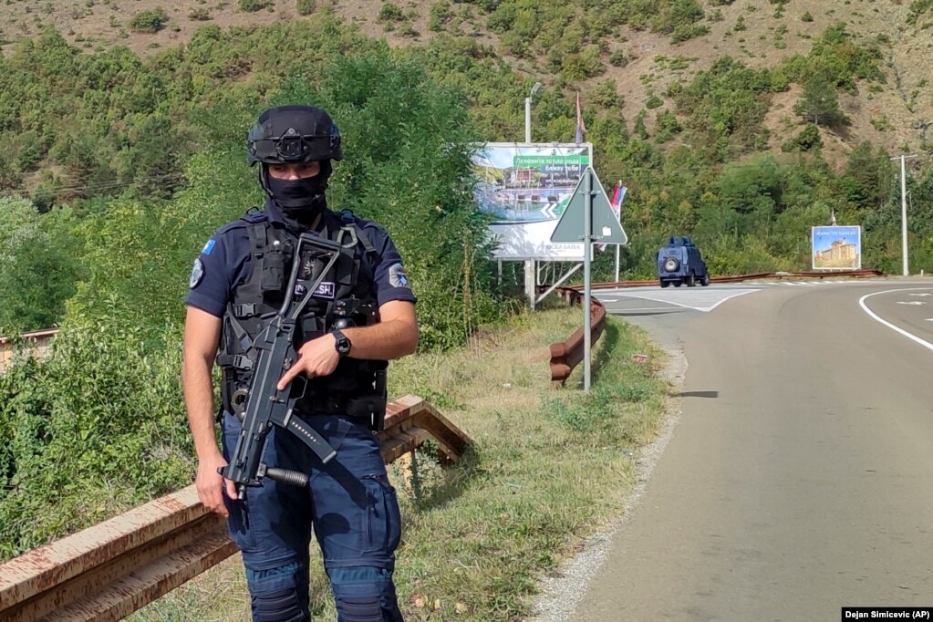 Një pjesëtar i Policisë së Kosovës duke qëndruar në një rrugë afër Banjskës.