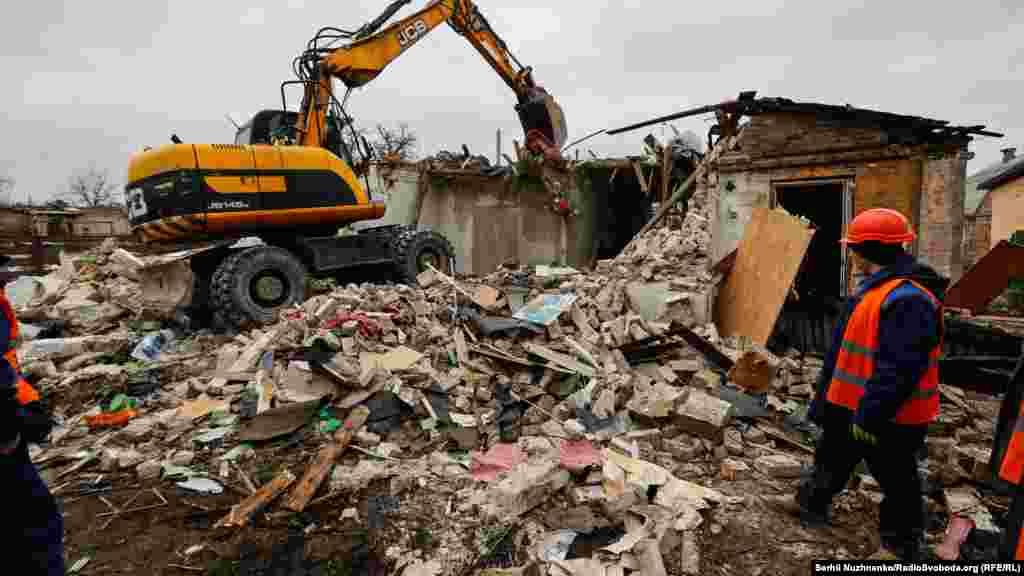 В Ірпені демонтують повністю зруйновані приватні оселі. За інформацією Ірпінської міської ради, станом на 13 квітня, демонтували вже 60 будинків