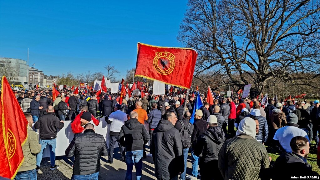 Qytetarë të shumtë me flamuj e simbole kombëtare janë mbledhur në sheshin Laan van Reagan en Gorbatsjov në Hagë, në mbështetje të ish-udhëheqësve të UÇK-së, të akuzuar për krime lufte dhe krime kundër njerëzimit.