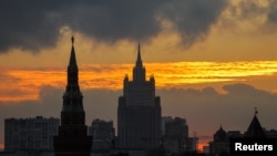 Pogled na sedište ruskog ministarstva spoljnih poslova, kule Kremlja i druge zgrade tokom zalaska sunca u Moskvi, Rusija, 29. septembra 2022.