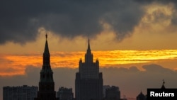 Поглед кон седиштето на руското Министерство за надворешни работи, кулата Кремљ и други згради за време на зајдисонце во Москва, Русија, на 29 септември 2022 година.