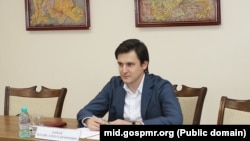 Vladislav Darvai, reprezentantul comercial al Rusiei în R. Moldova, la o întâlnire din luna mai 2015, la Tiraspol, cu ministrul de externe al administrației transnistrene, Vitali Ignatiev, într-o fotografie publicată pe un site al guvernului separatist.