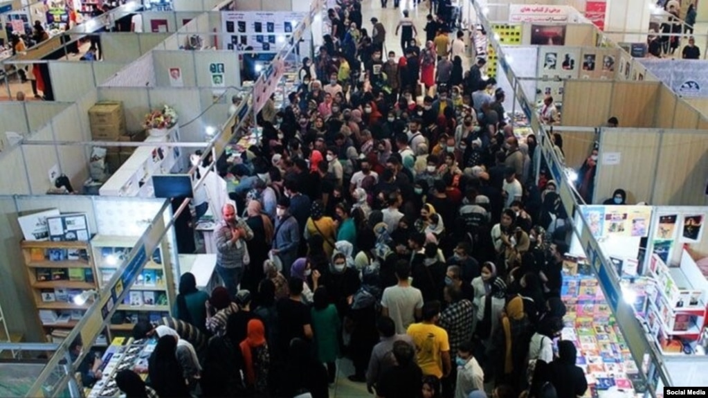 سی‌وچهارمین نمایشگاه بین‌المللی کتاب تهران به‌رغم تحریم گسترده از سوی ده‌ها ناشر شناخته‌شده از ۲۰ اردیبهشت آغاز به کار کرد