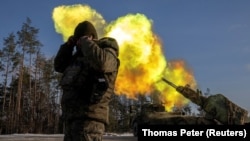 Бійці 45-ї окремої артилерійської бригади ЗСУ обстрілюють позиції російських військ у Донецькій області