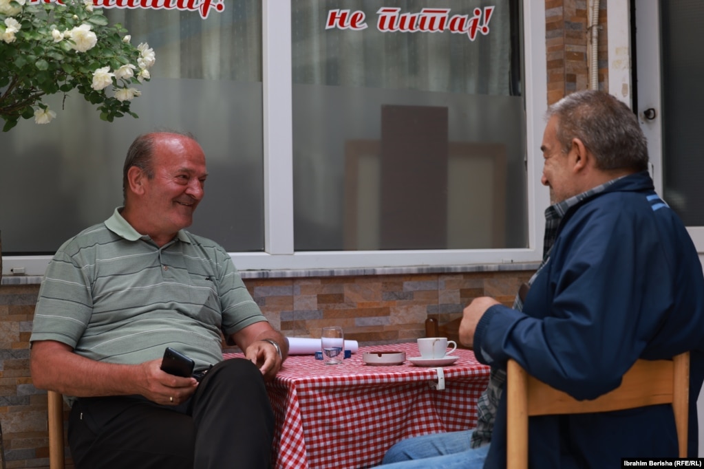 Vladimir Rakiq dhe Llazar Kragoviq duke pirë kafe në Mitrovicën e Veriut.