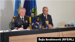 Vahidin Munjiq, ushtrues detyre i drejtorit të Administratës Federale të Policisë në Bosnje-Hercegovinë (majtas) dhe Xhevad Korman, drejtor i Administratës Policore në Kantonin e Tuzllës.