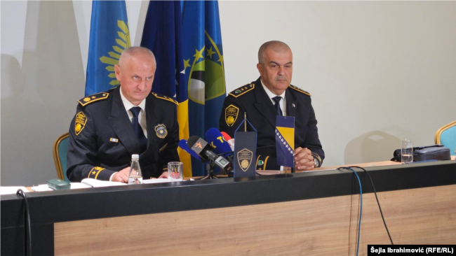 Vahidin Munjiq, ushtrues detyre i drejtorit të Administratës Federale të Policisë në Bosnje-Hercegovinë (majtas) dhe Xhevad Korman, drejtor i Administratës Policore në Kantonin e Tuzllës.