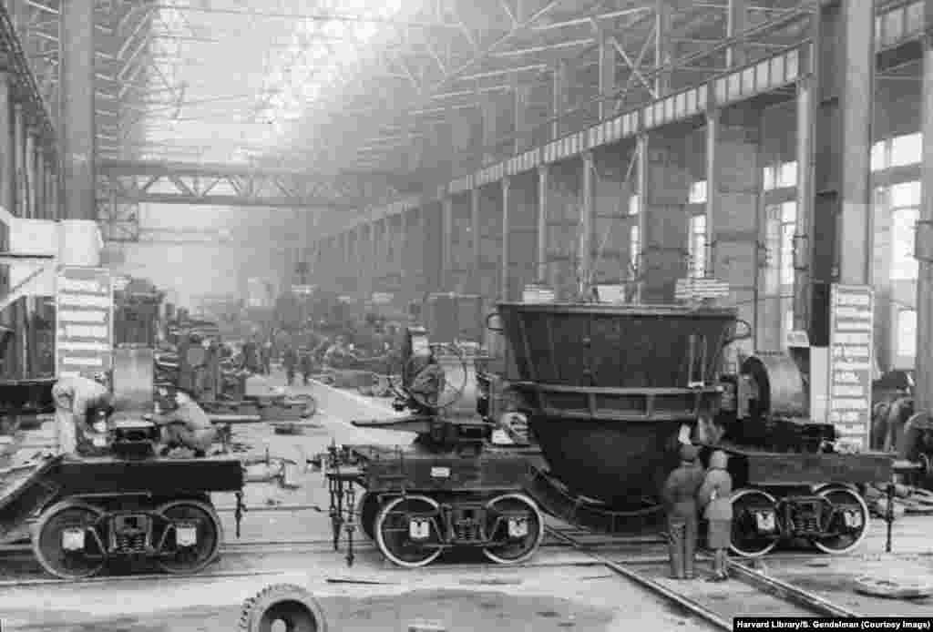 Робота машинобудівного заводу у Краматорську. Він був побудований ще у 1890-х роках, а потім &ndash; захоплений і розширений радянською владою