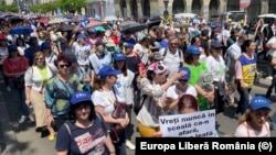 Profesorii din România au ieșit în stradă în a patra zi a grevei generale. Promisiunile guvernului nu par să-i fi mulțumit. Între timp, politicienii de la vârful țării au făcut turnee prin țară, fără nicio legătură cu cererile profesorilor. 