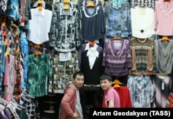 Продажа женской одежды, привезенной из Китая, на вещевом рынке на территории ТК "Садовод". Москва