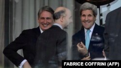 رابرت مالی (وسط) و وزیران خارجه وقت آمریکا و بریتانیا در جریان مذاکرات هسته‌ای ایران در آوریل ۲۰۱۵
