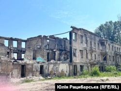 Психіатрична лікарня Дніпра, пошкоджена ракетою 26 травня 2023 року. Світлина зроблена у травні 2024 року