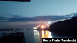 Момент взрыва после российского воздушного удара против украинского порта Рени на Дунае. Июль 2023 года