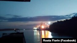 A közösségi médiában közzétett videó azt a pillanatot örökítette meg, amikor az orosz erők légicsapást mértek az ukrán Reni kikötőre, amely mindössze kétszáz méterre van a Duna túloldalán fekvő Romániától. 2023. július 25.