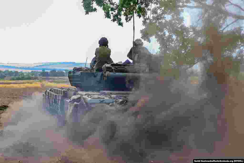 Танк української армії вирушає на виконання бойового завдання. Донецька область, серпень 2022 року