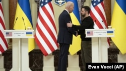 Președintele ucrainean a cerut în repetate rânduri să poată folosi rachetele cu rază lungă de acțiune pentru a lovi Rusia. Potrivit NYT și Reuters, președintele Joe Biden a aprobat azi, 17 noiembrie, cererea. 