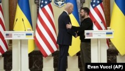 Президент Украины Владимир Зеленский и президент США Джо Байден (слева). Киев, 20 февраля 2023 года