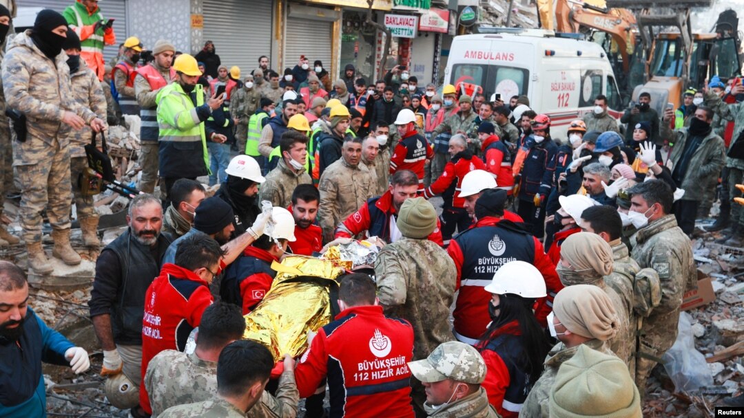 O femeie este salvată de sub dărâmăturile unei clădiri la aproximativ 203 ore după cutremurul devastator de săptămâna trecută, în Hatay, Turcia, 14 februarie 2023.