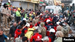  Žena je spašena iz ruševina zgrade oko 203 sata nakon prošlonedeljnog razornog zemljotresa, u Hataju, Turska, 14. februara 2023. 