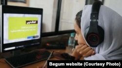 یک دانش آموز دختر در حال فراگیری دروس مکتب از طریق آنلاین