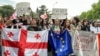 Diákok tüntetnek Tbilisziben a „külföldiügynöktörvény-javaslat” ellen a parlamentnél 2024. május 13-án