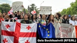 Diákok tüntetnek Tbilisziben a „külföldiügynöktörvény-javaslat” ellen a parlamentnél 2024. május 13-án