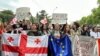 Studentët duke protestuar në Tbilisi të Gjeorgjisë kundër projektligjit për "agjentët e huaj". 13 maj 2024. 