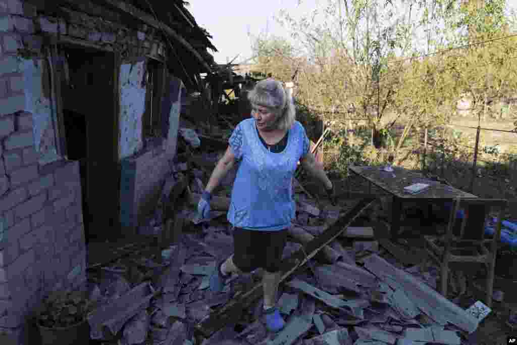 61-річна Олена Кононенко розбирає завали на подвір&#39;ї свого будинку, пошкодженого внаслідок російського ракетного обстрілу в Костянтинівці, Донецька область, 27 вересня 2023 року.