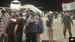 Жители Дагестана, прорвавшиеся на взлетно-посадочную полосу в аэропорте Махачкалы. 29 октября 2023 года 