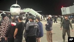 Izrael-ellenes tüntetők az áttört kordon mögött a mahacskalai repülőtéren, ahol az Izraelből érkező utasokat készültek megtámadni 2023. október 29-én