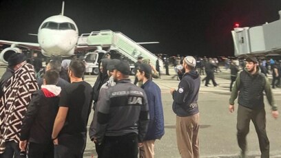 Около 1000 мюсюлмани превзеха за часове летището в столицата на