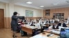 O lecție în clasa a IV-a, la liceul Mihai Viteazu din Chișinău. 