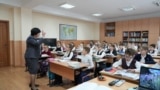 O lecție în clasa a IV-a, la liceul „Mihai Viteazul” din Chișinău. 
