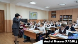 O lecție în clasa a IV-a, la liceul „Mihai Viteazul” din Chișinău. 