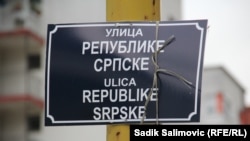 Improvizirana tabla na kojoj piše ulica Republike Srpske, 13. juni 2024. 