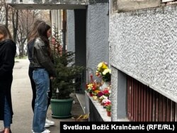 Sveće i cveće ispred ulaza u školu "Vladislav Ribnikar", 28. februar 2024.