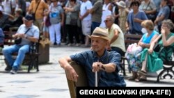 Protesta e pensionistëve për rritjen e të ardhurave mujore dhe përmirësimin e kushteve të jetesës në Shkup, më 14 gusht 2023. 