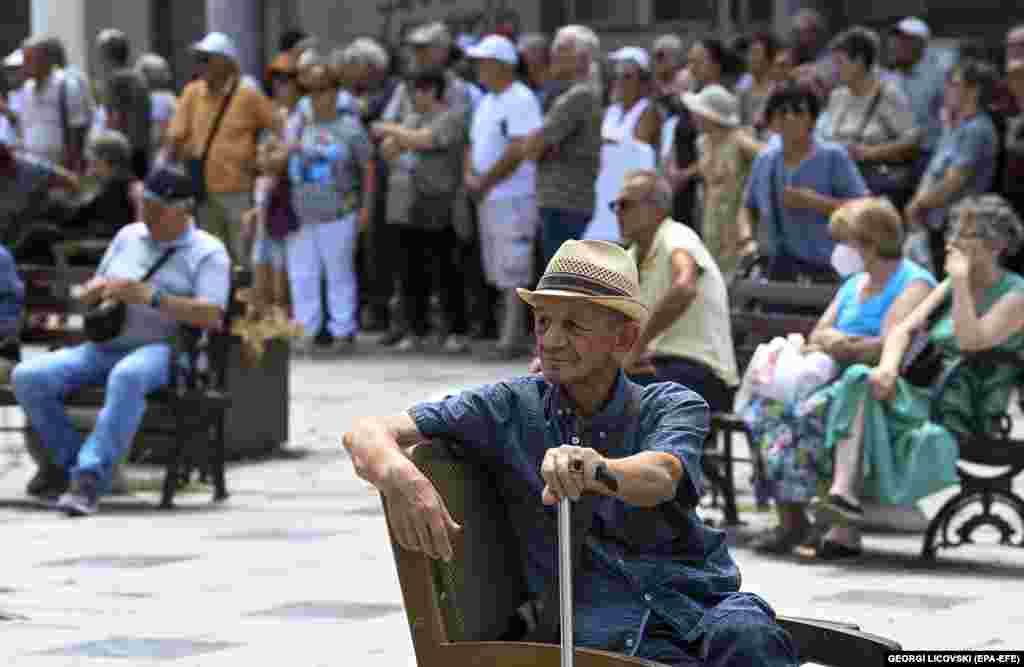 Një pensionist pushon gjatë protestës në Shkup të Maqedonisë së Veriut. Pensionistët po kërkojnë rritjen e pensioneve.