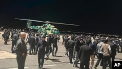 Антисемитская акция протеста в Дагестане, толпа на взлетно-посадочной полосе аэропорта в Махачкале. 29 октября 2023 года