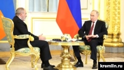 Президент России Владимир Путин (справа) и президент Армении Никол Пашинян во время переговоров в Москве 8 мая 2024 года