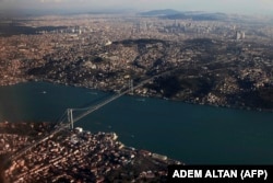 Вид с воздуха на Босфор и оба берега Стамбула