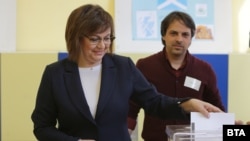 Корнелия Нинова гласува с хартиена бюлетина в София.
