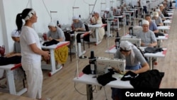 Кыргызстандагы тигүү цехи. Иллюстрациялык сүрөт.