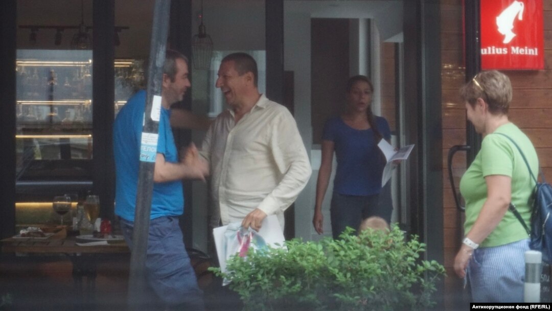 Петьо Петров Еврото и настоящият временен главен прокурор Борислав Сарафов пред ресторант "Осемте джуджета". Снимката беше публикувана от Антикорупционния фонд в края на май 2023 г.