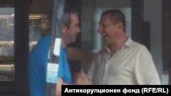 Борислав Сарафов (вдясно) се ръкува с издирвания бивш следовател Петьо Петров - Еврото пред скандално известния бивш ресторант "Осемте джуджета". За тази снимка Сарафов твърди, че е бил изпратен в ресторанта от Иван Гешев с цел да бъде заснет от "частно външно наблюдение".