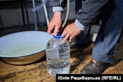 У пункті розподілу води в основному літні люди, Нікополь, Дніпропетровська область, червень 2024 року
