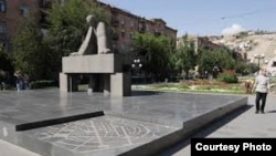 Ալեքսանդր Թամանյանի արձանը Երևանում