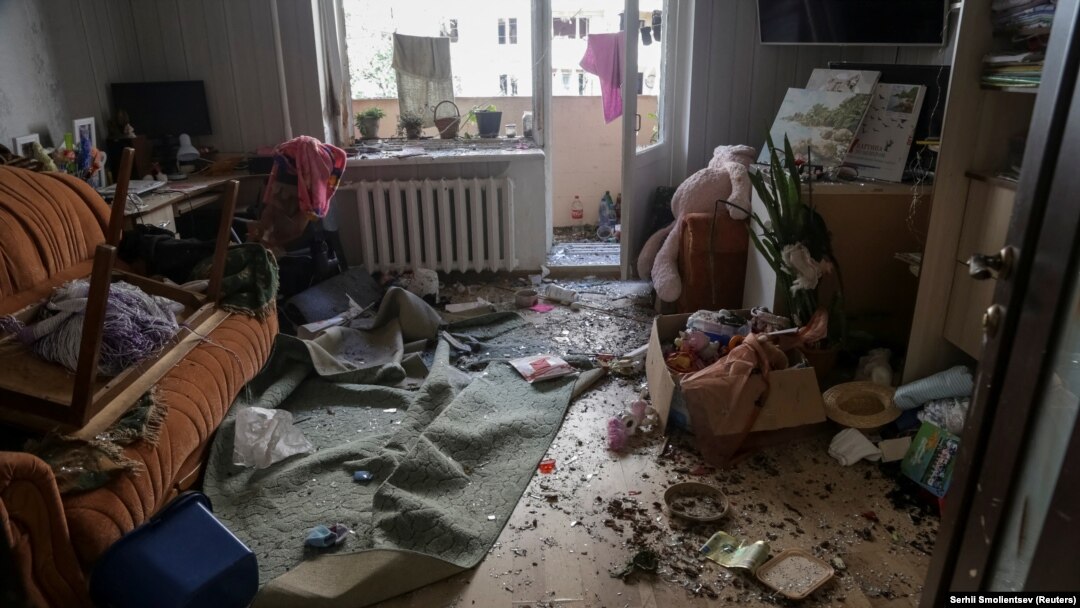 Cameră distrusă dintr-un bloc de apartamente avariat de o lovitură cu dronă rusă, pe fondul atacului Rusiei asupra Ucrainei, Odesa, Ucraina, 10 iunie 2023.