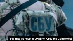 За даними СБУ, фігуранти під’їхали до будівлі районного ТЦК на власному авто, один із них викинув саморобну бомбу через вікно  на паркувальному майданчику поблизу військкомату