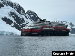 Норвежский круизный лайнер, который возит туристов в Антарктиду